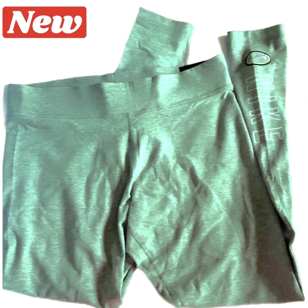 🆕 Nike Varsity Leg Logo Gray & White Large Leggings